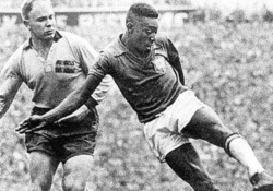 أشهر لاعبي كرة القدم في التاريخ: أساطير لا تُنسى